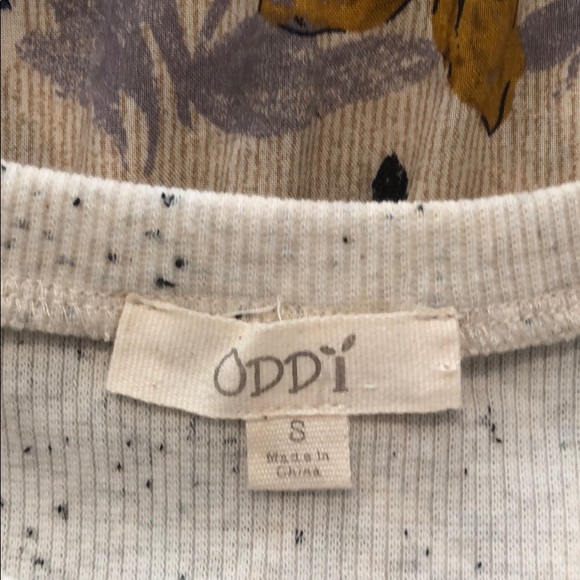 - Multi colored blouse. - Picture 2 of 3